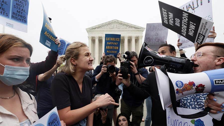 Pro-abortion and anti-abortion demonstrators protest outside the U.S. Supreme Court after the leak of a draft majority opinion written by Justice Samuel Alito preparing for a majority of the court to overturn the landmark Roe v. Wade decision on May 3, 2022. Photo: Reuters