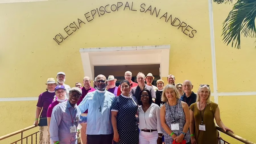On the second day of the Sept. 10-15 House of Bishops gathering in the Dominican Republic, bishops and their spouses split into groups to visit local diocesan ministry sites. Some bishops visited the Iglesia Episcopal San Andrés in Santo Domingo, which also houses an early childhood and elementary school. Photo: Shireen Korkzan/Episcopal News Service